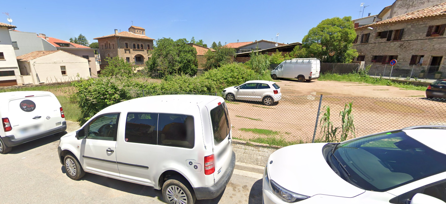 Imatge pels mitjans: Ús de la vorera i arreglar el pàrquing - C. Guillem de Mont-rodon