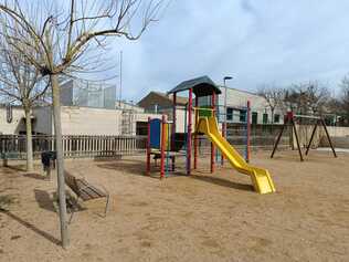 Instal·lació de pèrgoles als parcs infantils per fer ombra.